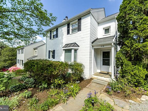 2nd image of 218 W Greenway Blvd