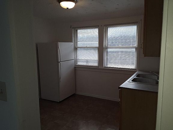 4th image of 100 Warwick Ave