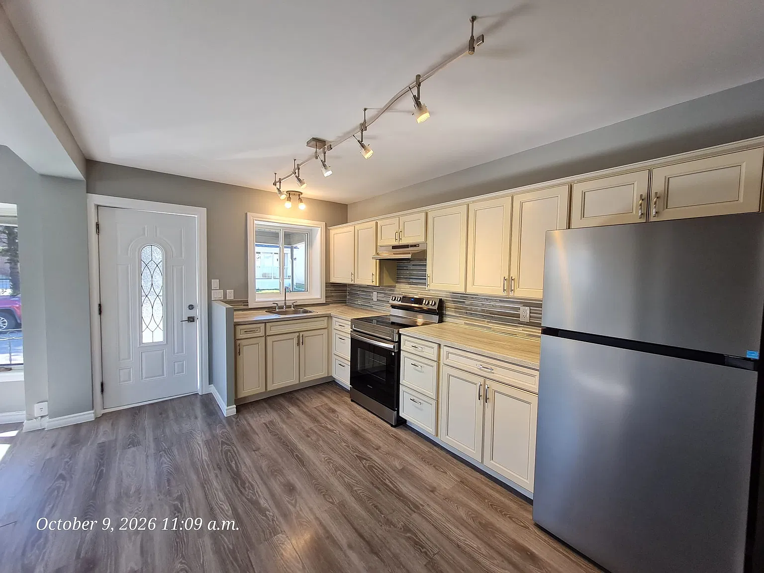 3 bed, 1.5 bath, $2,300 — Photo 2