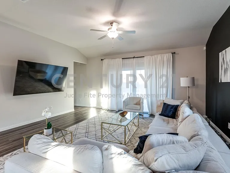 633 Cedar Springs Dr — Photo 5