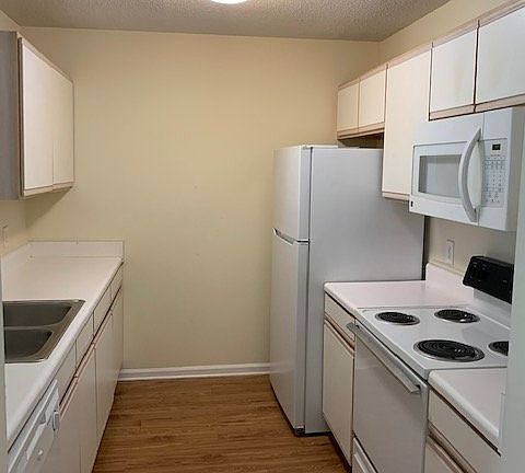 4th image of 2611 Richard Dr #A