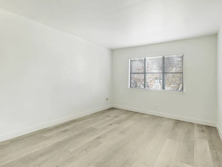 110 S Swall — Photo 36