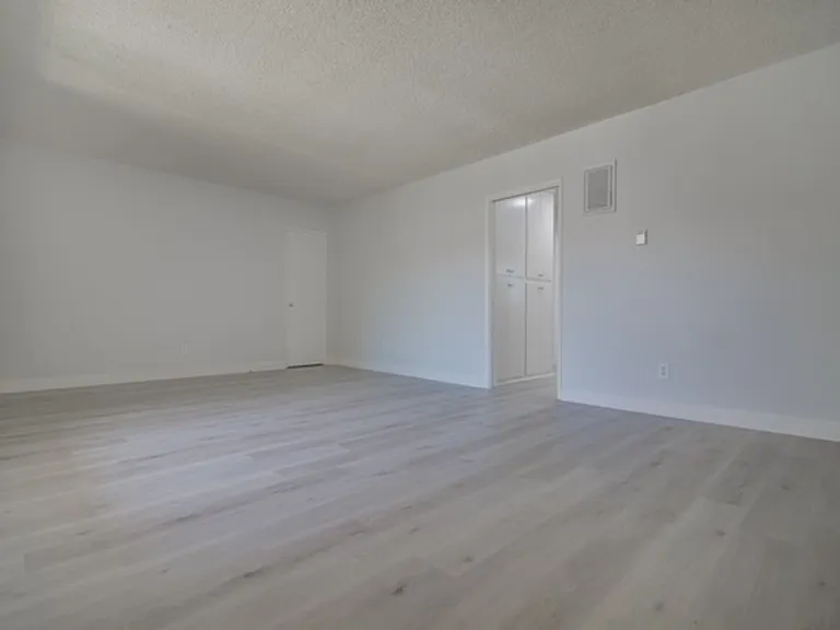 4060 Stevely Ave — Photo 7