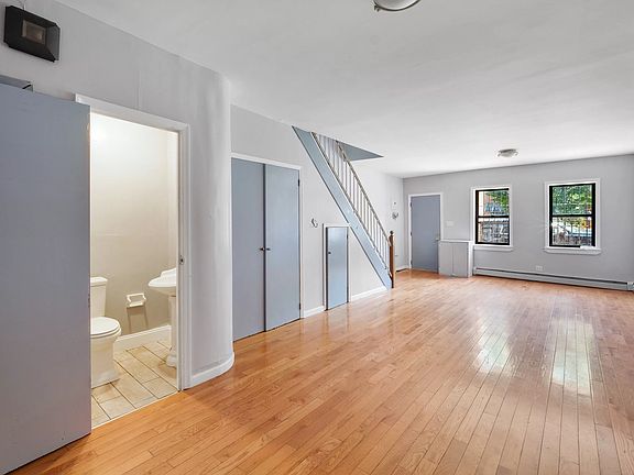 4th image of 200 Saratoga Ave