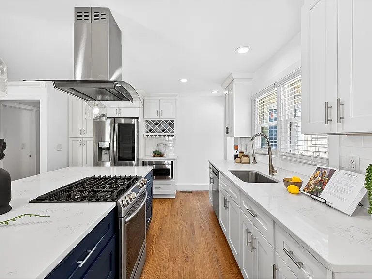 1214 N Sharon Amity Rd — Photo 11
