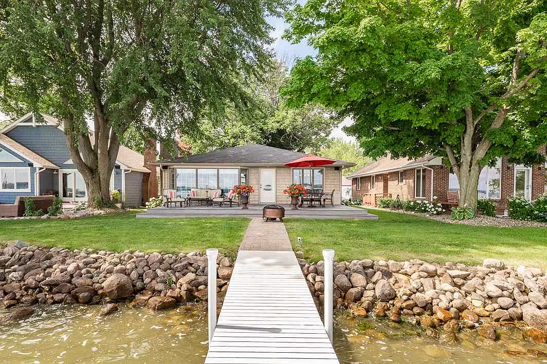 8256 E Highland View Dr photo 1