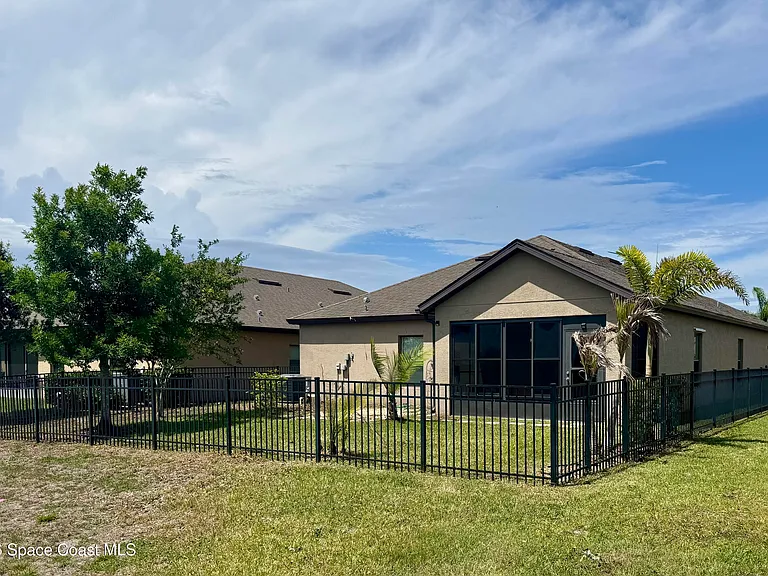 590 Trymore Dr SE — Photo 22