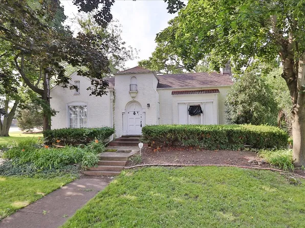 5 Chevy Chase Dr, Buffalo Grove, IL 60089