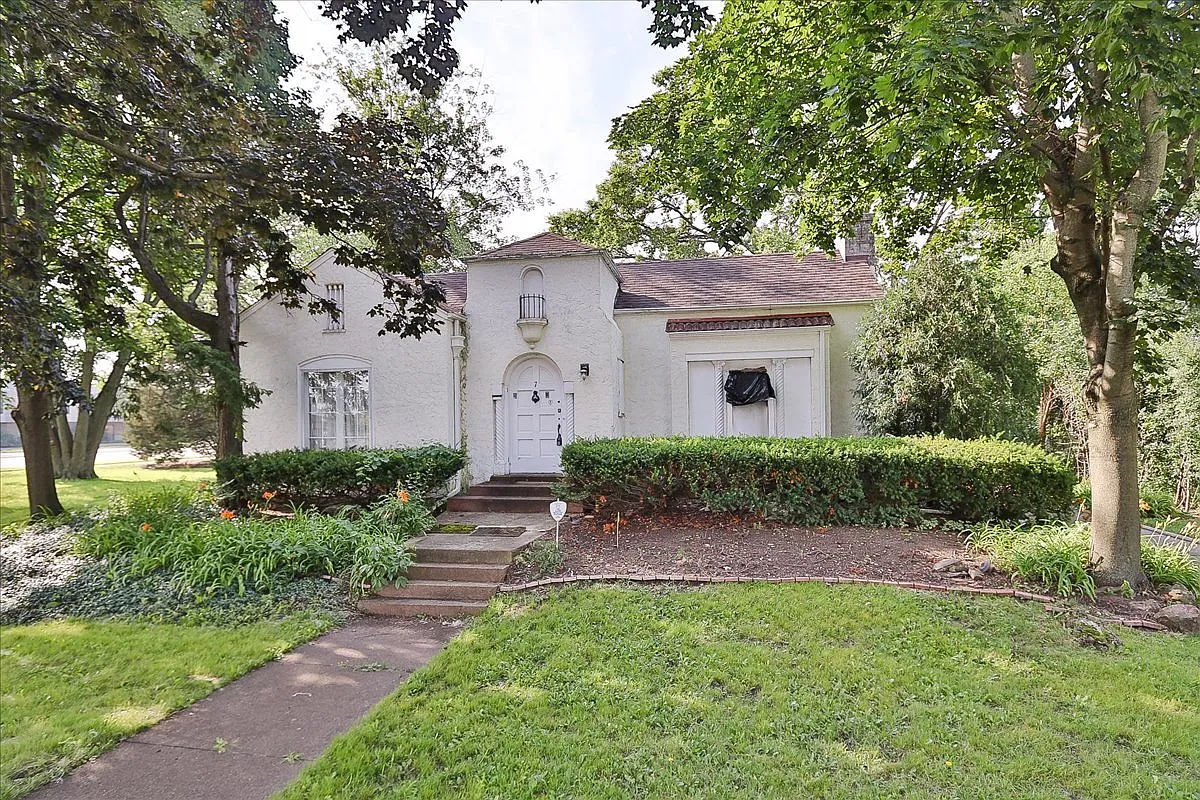 5 Chevy Chase Dr photo 1