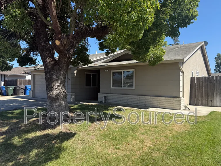 856 Nottingham Dr — Photo 2