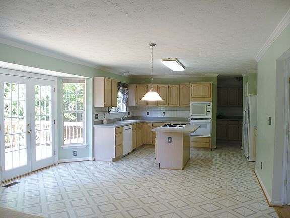 5th image of 51 Clarion Dr