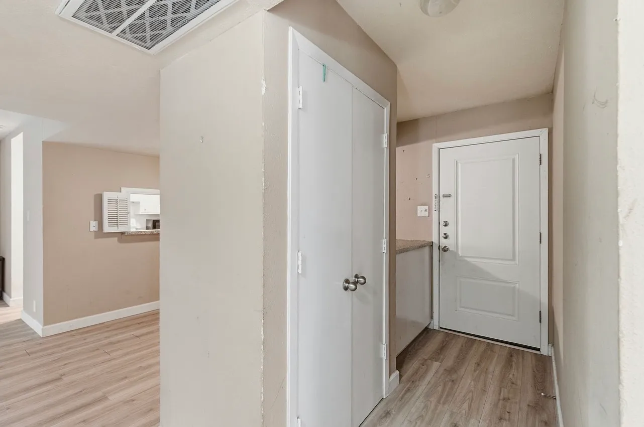 2 bed, 961 sqft, $1,900 — Photo 3