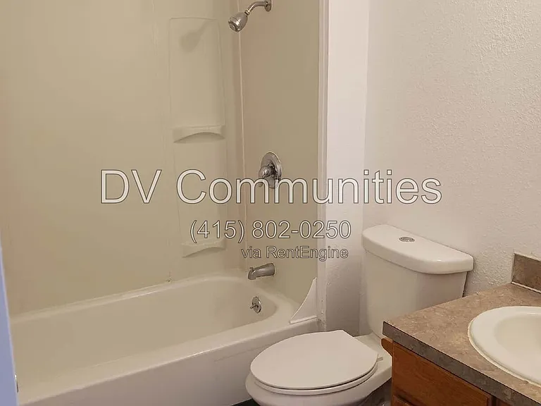 389 NE 10th St #12 — Photo 8