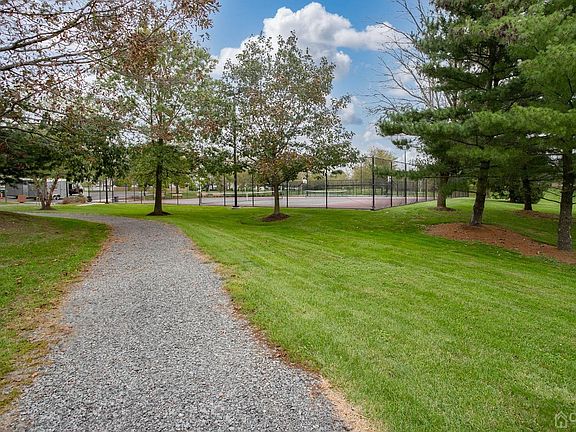 5th image of 49 Dogwood Dr