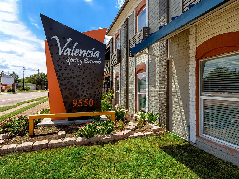 Valencia at Spring Branch — Photo 6