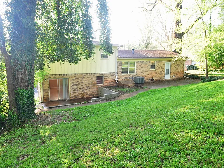 2221 Euclid Rd NW — Photo 14