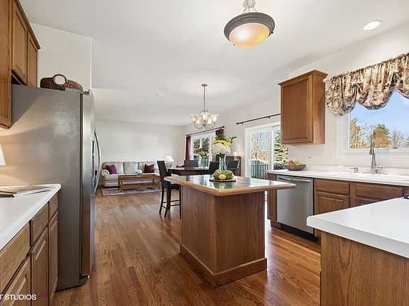 4th image of 3320 Banford Cir