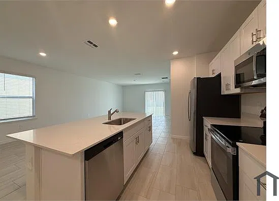 5 bed, 2389 sqft, $3,800 — Photo 4