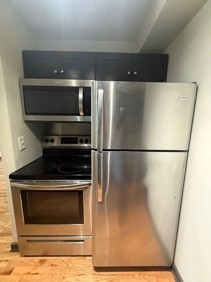 Studio, 1.0 bath, 450 sqft, $895 — Photo 2