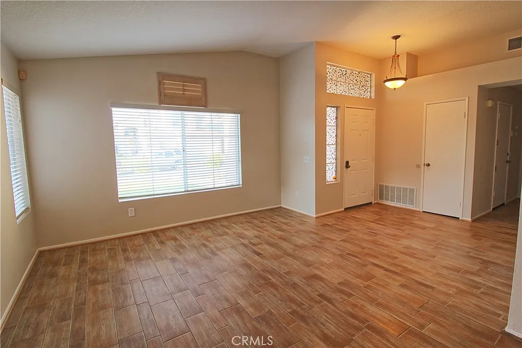 3 bed, 1420 sqft, $2,800 — Photo 3