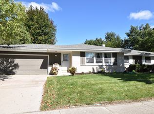 1006 Wisteria Ln, Waukesha, WI 53189