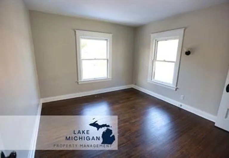 848 Kalamazoo Ave SE — Photo 6