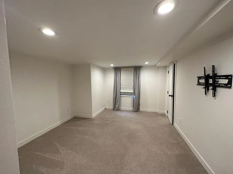 Large Basement Bedroom, Lots of light, egress window, walk in closet