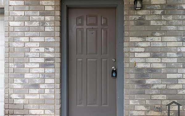 3 bed, 2190 sqft, $2,400 — Photo 2