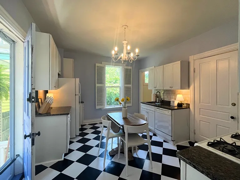 2124 Herrick Ave — Photo 25