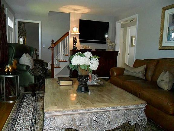 5th image of 210 Garden City Dr