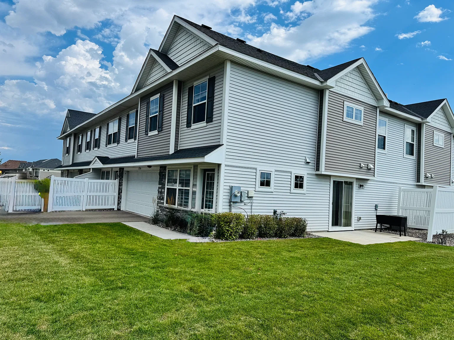 3 bed, 2.5 bath, 1800 sqft, $2,650 — Photo 1