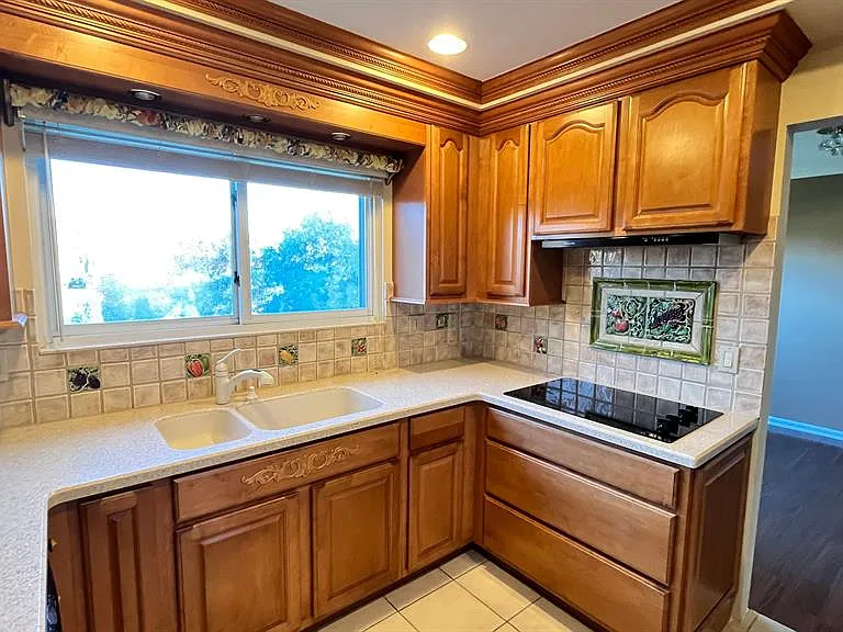 2852 Mayfair Dr — Photo 10