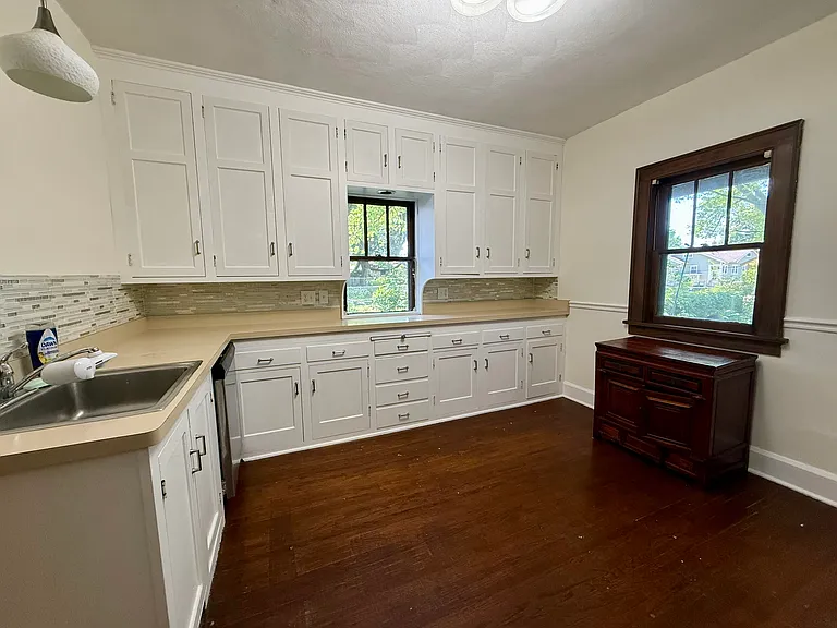 422 Paris Ave — Photo 8