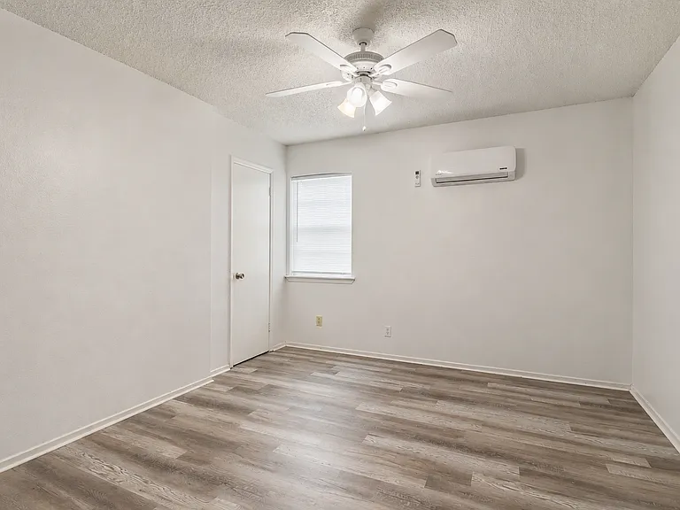 804 E Hall St — Photo 6