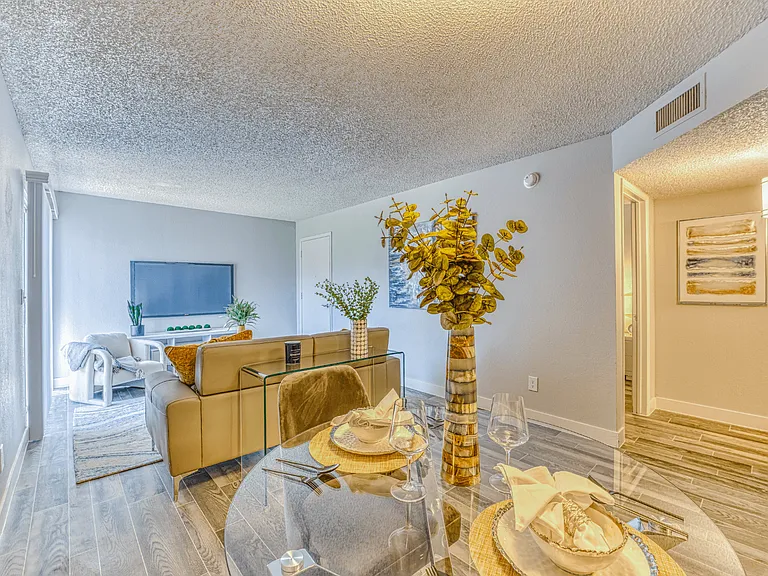 Las Brisas Apartment Homes — Photo 5