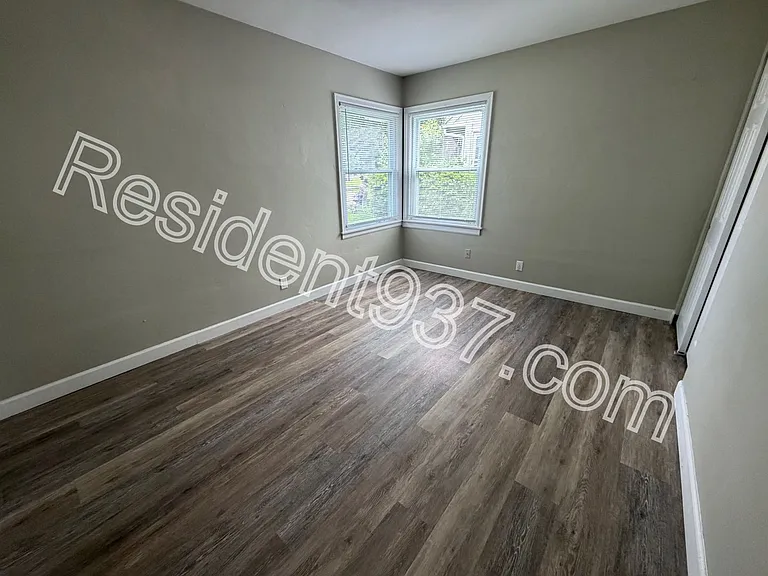 1143 Blakley Dr — Photo 11