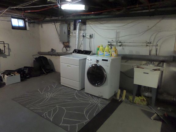 2nd image of 192 Dupont St #1