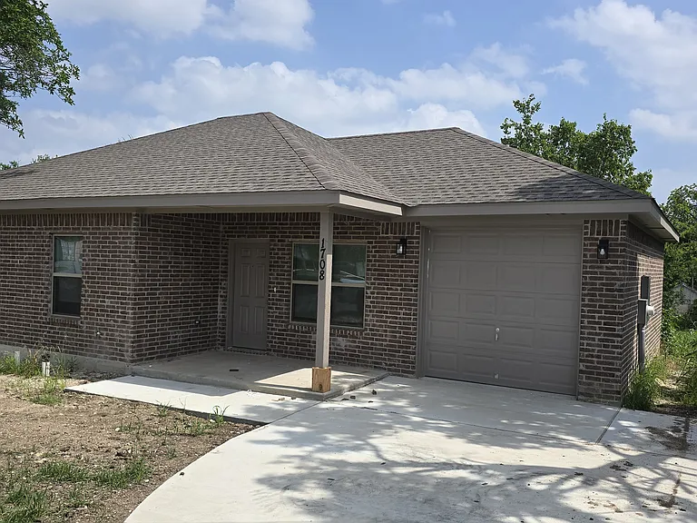 1708 E Leon St — Photo 1