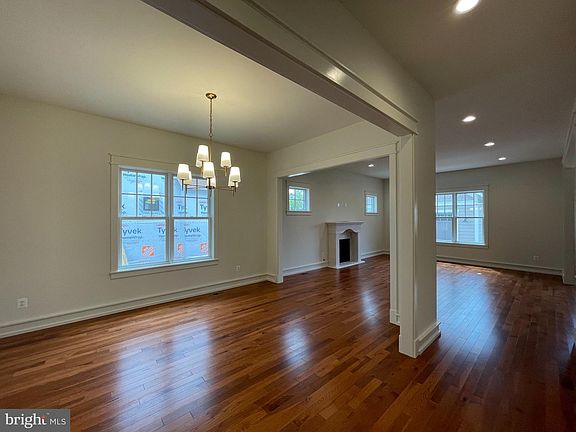 4th image of 635 Jefferson St