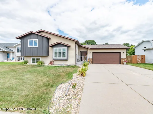 2803 Essex Loop, Bismarck, ND 58504