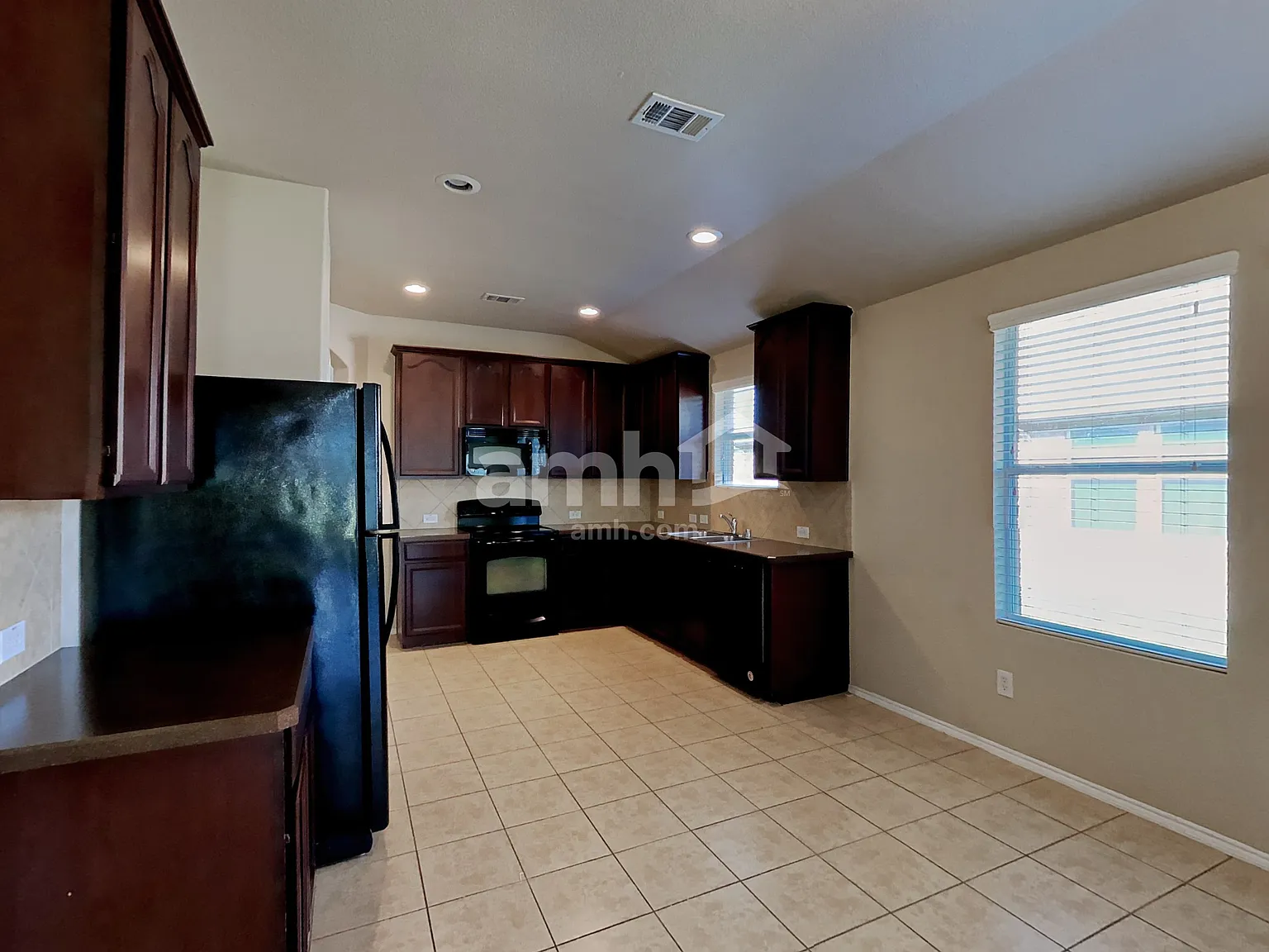 4 bed, 2.0 bath, 2177 sqft, $2,175 — Photo 3