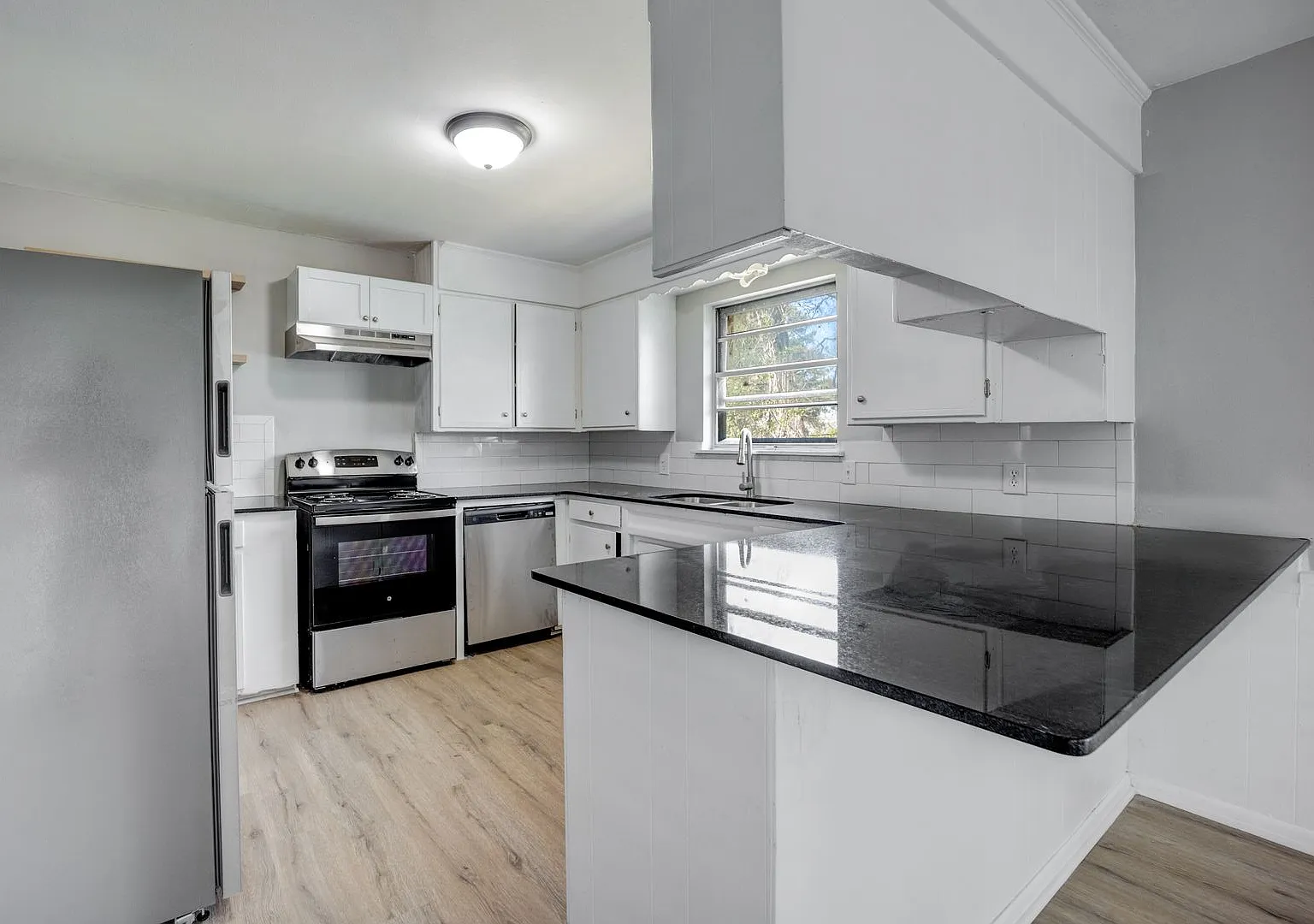 Free Month Rent! Freshly Updated 4 Bedroom House — Photo 3