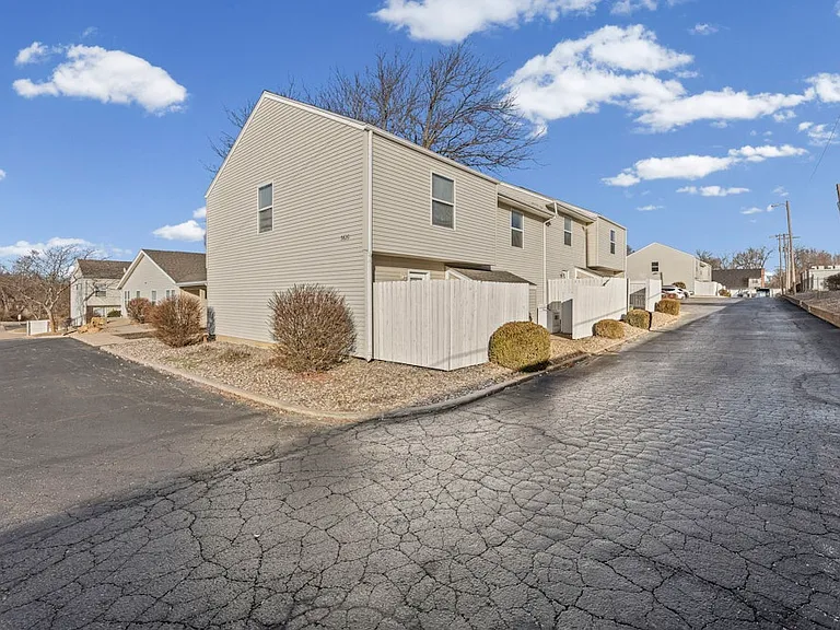 Capstone Townhomes — Photo 25
