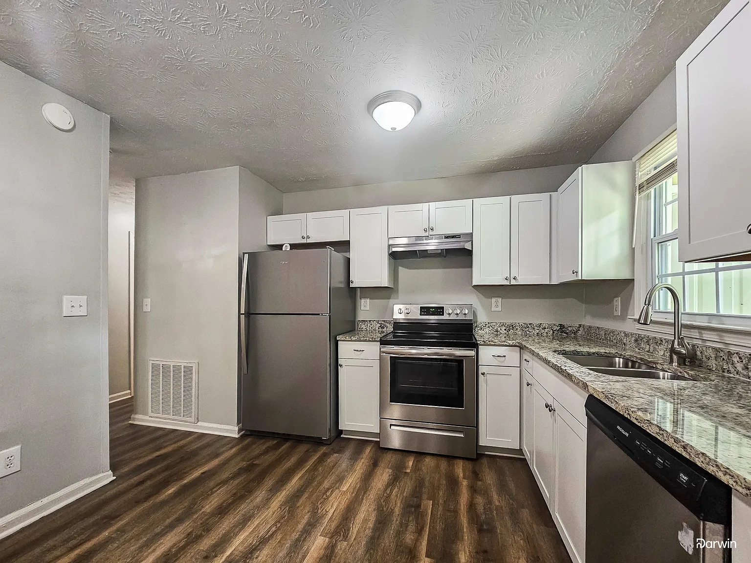 3 bed, 2.5 bath, 1008 sqft, $1,790 — Photo 4