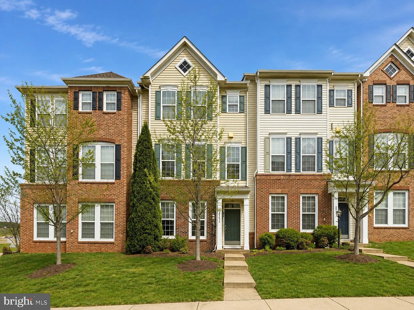 3 bed, 3.5 bath, 2392 sqft, $3,250 — Photo 1