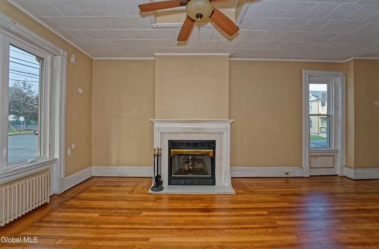 4 bed, 2.5 bath, 2760 sqft, $2,700 — Photo 4