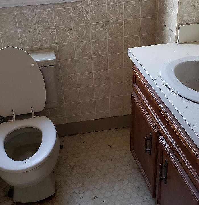 2nd image of 442 W Division St