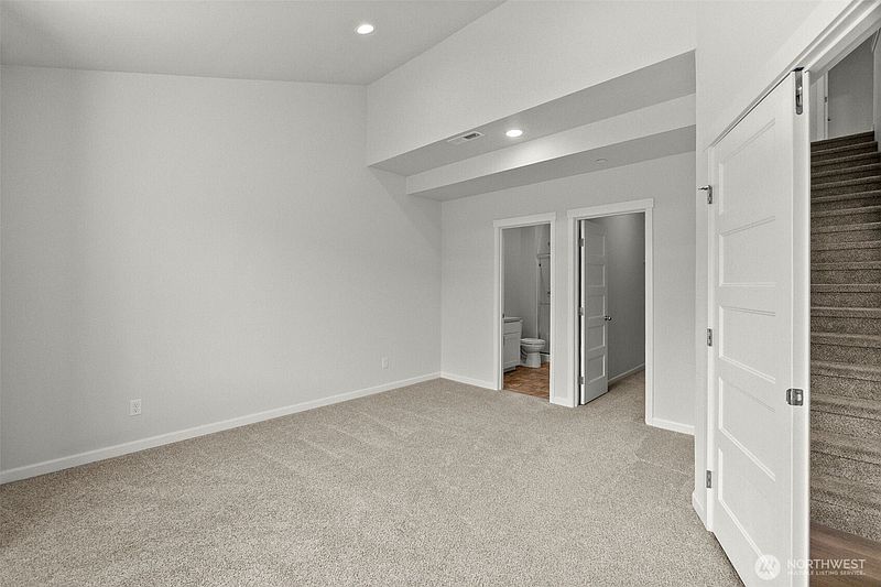 4th image of 9116 Carlos Way NE