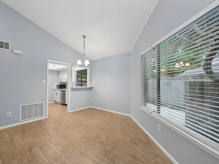513 Hunters Glen St — Photo 9