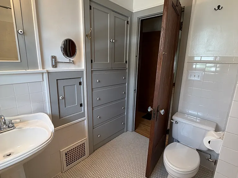 516 Washington St S — Photo 11
